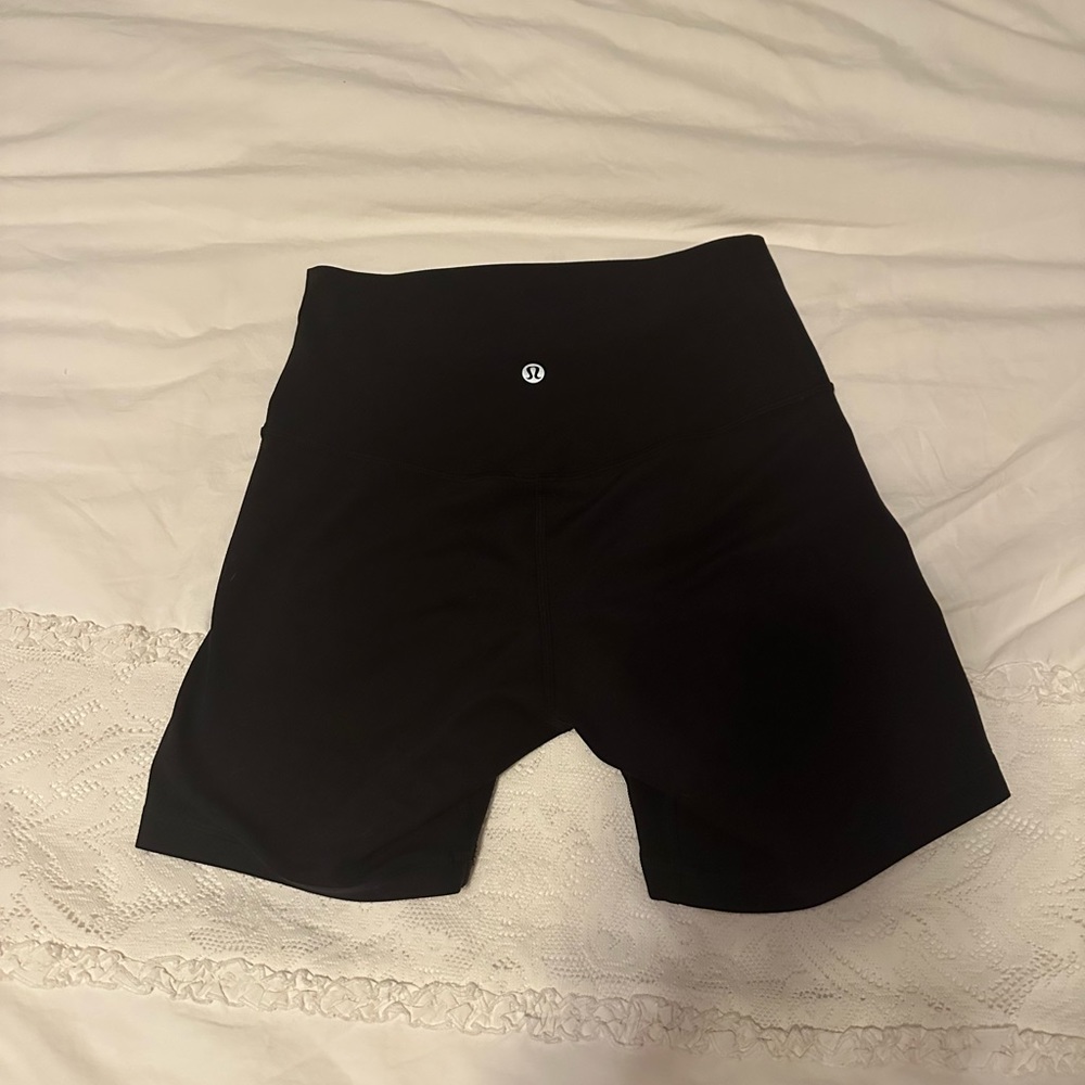 lululemon Align ™ High-Rise Short 6"
Black in Size 4